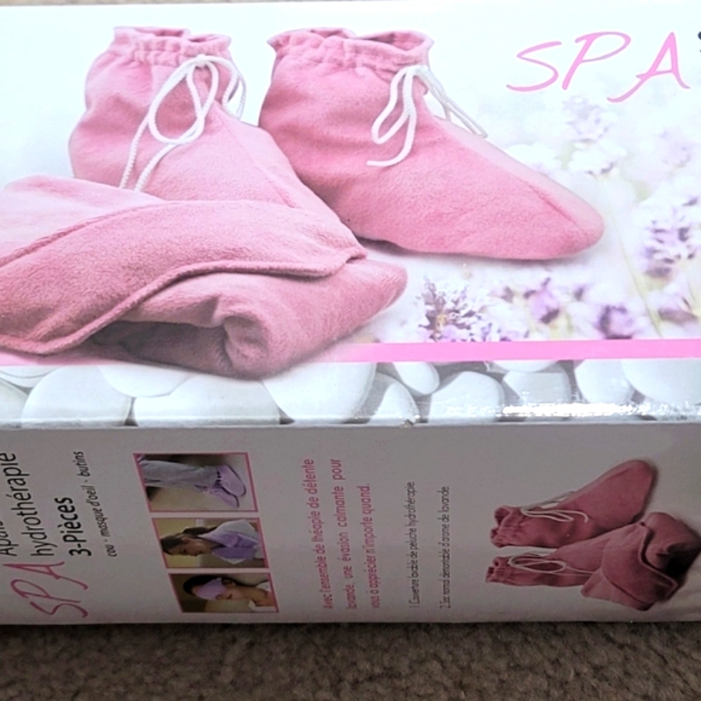 NWOT SPA Soothing 3-Piece Set: Neck, Eye Mask and Booties Lavender Aromatherapy